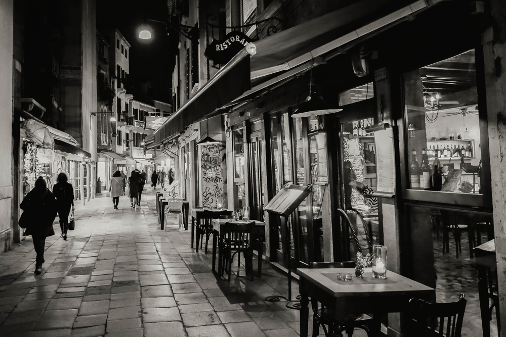 Narrow street in Venezia at night