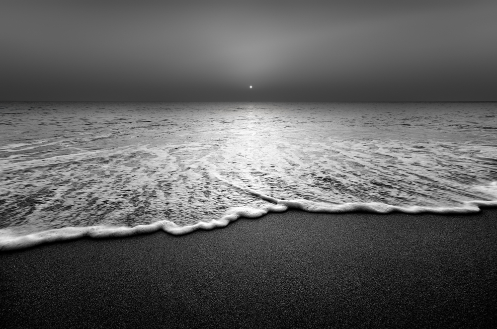 Ocean waves BW